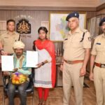 ಅನಾಥ ಶವಗಳ ಸಂಸ್ಕಾರ ಮಾಡುತಿದ್ದ ತಂದೆ-ಮಗಳಿಗೆ ಶಿವಮೊಗ್ಗ ಪೊಲೀಸರಿಂದ ವಿಶೇಷ ಗೌರವ ಸನ್ಮಾನ